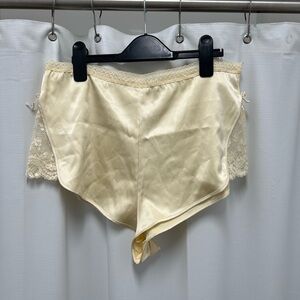 Elegant Yellow Lace Trim Women's Shorts